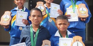 Rugby- en Netbalspelers van die Jaar: Voor vlnr is en Deemo Baardman (o/11) en Carlos Booysen (o/9). Agter vlnr is Chrissandra Pietersen (o/13), Maryke Willemse (o/12) en Ashleen Slabbert (o/11)